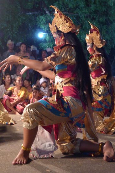 Im äußeren Tempelbereich gibt es Musik und Tänze