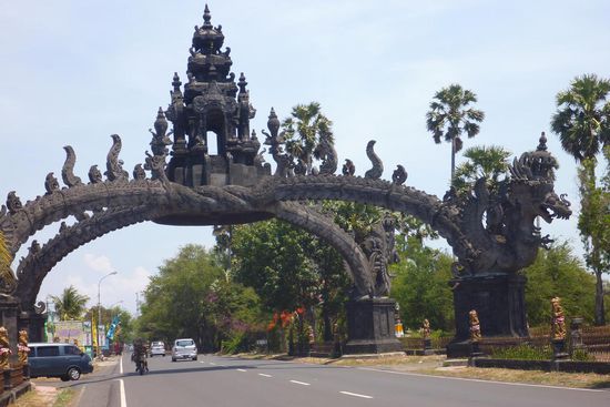 Imposantes  Stadttor bei der Einfahrt nach Gilimanuk
