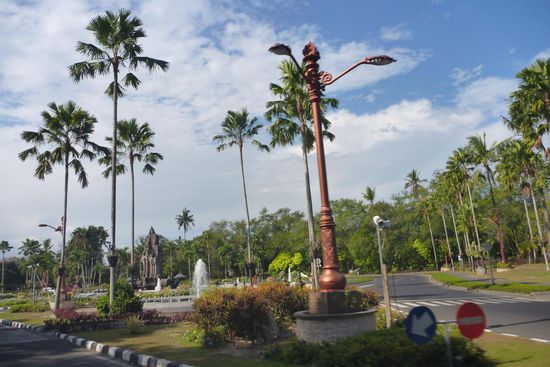 Nusa Dua, prächtige Strassen, Springbrunnen, Parkanlagen...