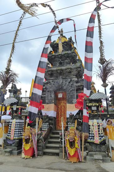 Auch die einzelnen Dorftempel sind farbenprächtig dekoriert