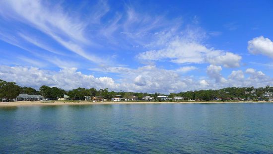 Ein Blick auf Bundeena vom gegenüberliegenden Strand