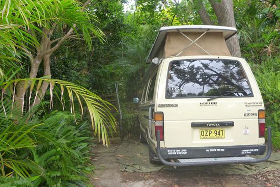 Es geht doch nichts über einen schattigen privaten Parkplatz, hier im Garten von Judy und John