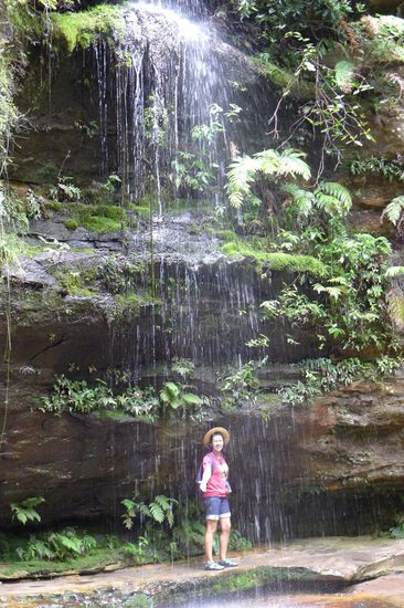 ....sogar hinter kleinen Wasserfällen vorbei ( Overcliff-Undercliff-Walk)
