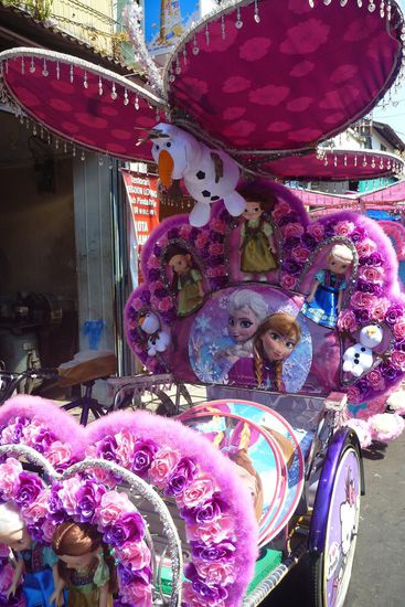 Die berühmten Trishaws von Melaka: Fahrrad-Rikschas, aufwendig dekoriert mit Motiven aus Animationsfilmen...