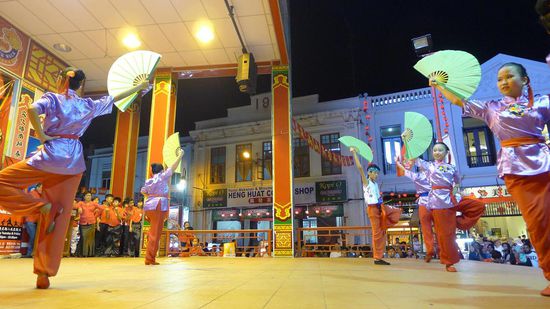 Zum chinesischen Neujahr gibt es Fächertanz auf der grossen Bühne in der Jonker Street