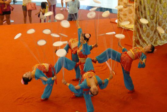 Die chinesischen Teller-Jongleure zeigen eine tolle Show