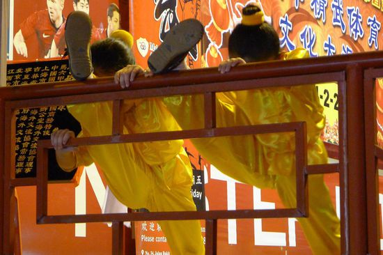 Stretching bevor die Vorstellung der Kampfkünste beginnt