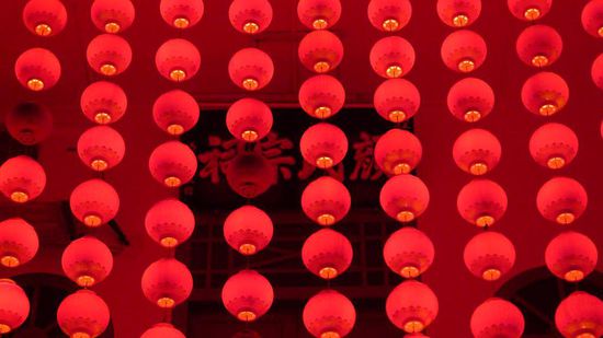 Die gesamte Stadt erstrahlt abends im Licht der roten Lampions