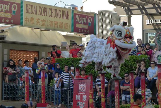 Hier die akrobatische Version auf hohen Stelen, unglaubliche Leistung wenn man das im Original sieht