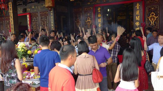 Die chinesischen Tempel sind überfüllt mit Gläubigen die beten und Opfergaben in den Tempel bringen