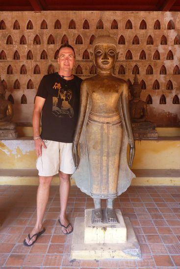 ......hier sind grosse Buddha-Statuen und in Wandnischen kleine Statuen ausgestellt.......