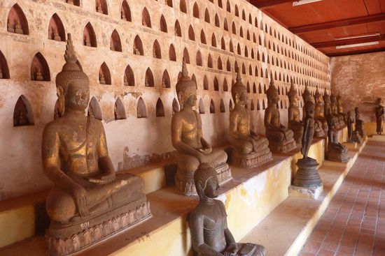 .....insgesamt sollen es 6840 Buddha-Statuen sein. Sie kommen aus ganz Laos, viele wurden auch aus zerstörten Tempeln hierher gerettet.