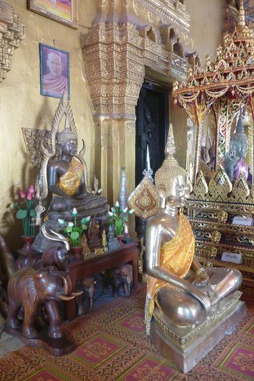 Innen der klassische Altarbereich buddhistischer Tempel