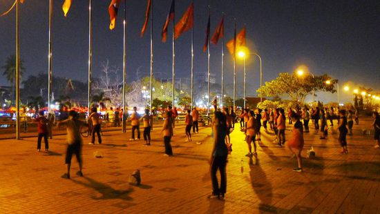 Abends an der Uferpromenade des Mekong : Gruppengymnastik für jedermann.