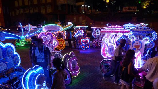 ...und abends wird noch einer draufgesetzt. Disco-Beleuchtung an, ohrenbetäubend laute Musik, so saust man dann durch die Stadt!