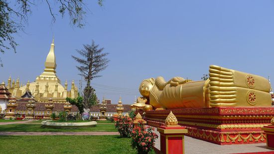 ..mit liegendem Buddha