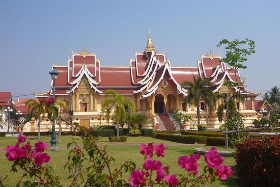 ..und umgebenden Parkanlagen mit schönen Gebäuden und Tempeln