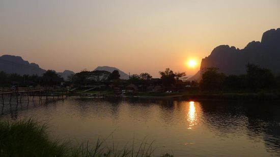 Und mal wieder ein schöner Sonnenuntergang, vor der malerischen Kulisse der Berge rund um Vang Vieng