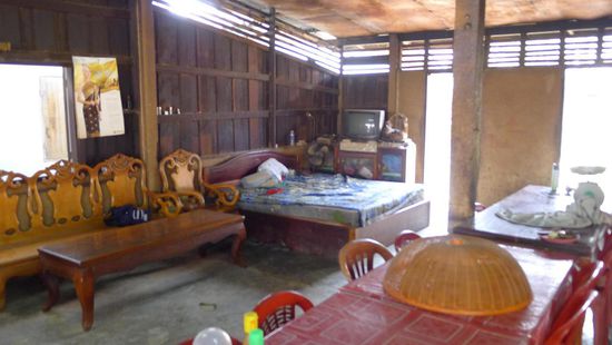 Fahrtpause an einem Strassenlokal, der Gastraum mit den Tischen ist auch gleichzeitig das Wohn-und Schlafzimmer der Besitzer