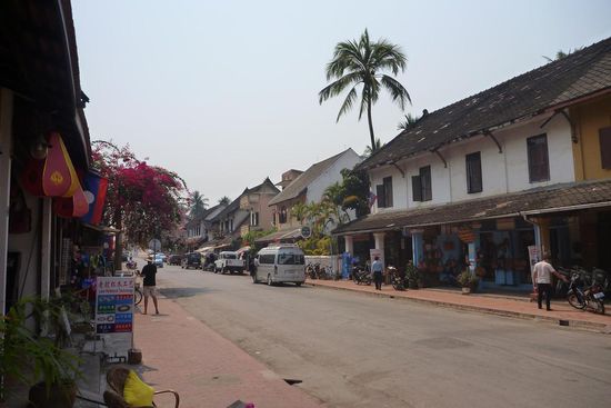 Eine typische Strasse in Luang Prabang  mit Gebäuden aus der französischen Kolonialzeit. Auch hier geht es sehr beschaulich zu und es herrscht erstaunlich wenig Verkehr.