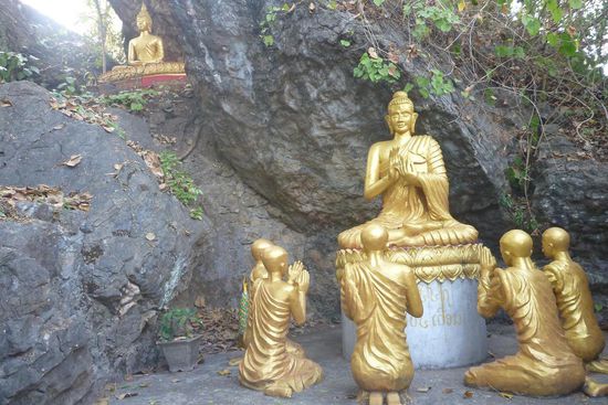 Dort sind überall spirituelle Plätze mit Buddha Statuen zu sehen....