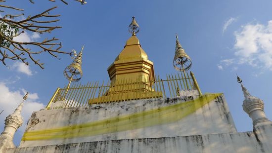 Auf dem Gipfel ragt die goldfarbene Stupa in den Himmel...
