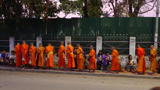 Erste Runde der morgendlichen Almosengabe: es sassen nur Touristen am Strassenrand!