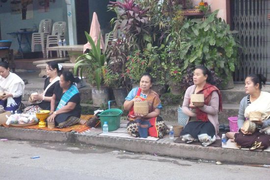 An anderer Stelle sitzen die Einheimischen und warten auf die Mönche
