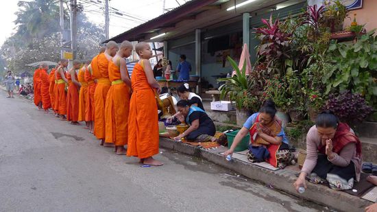 ....die Gläubigen vergiessen Wasser zur rituellen Reinigung