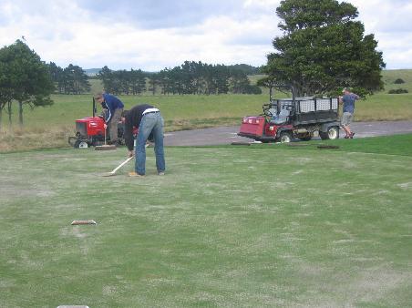 unsere Arbeit auf dem Golfplatz, Sand einfegen