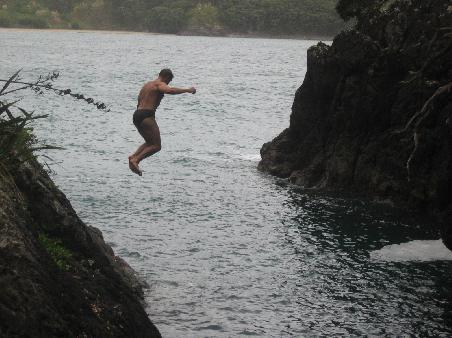Klippenspringen in der Matai Bay