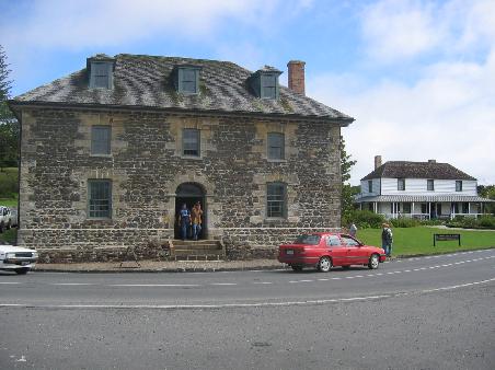 das aelteste Steinhaus (links) und das aelteste Haus (rechts) Neuseelands in Kerikeri