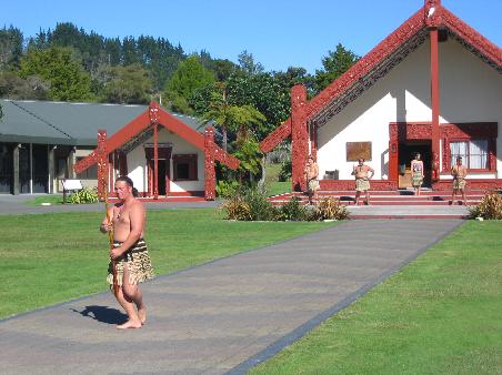 Begruessung im Maori-Dorf