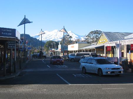 Zentrum von Ohakune mit Mt.Ruapehu im Hintergrund