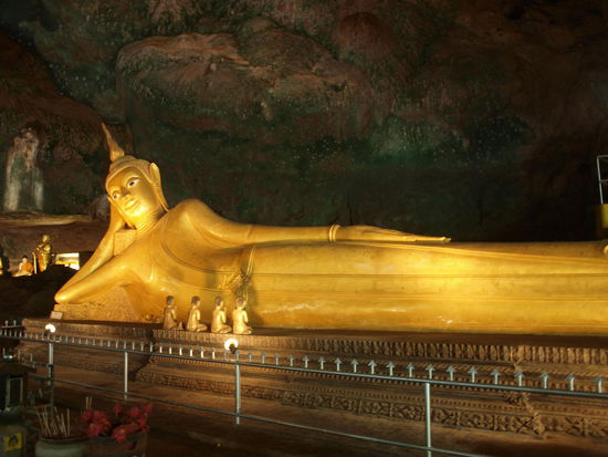 Liegender Buddha in der Höhle