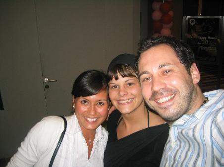 sari, ines und ich in der plaza indonesia
