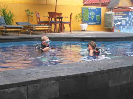ines im pool der dream-divers mit mirco