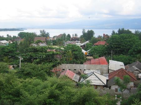 Trawangan Village! links hinten Gili Meno und Gili Air, rechts hinten Lombok