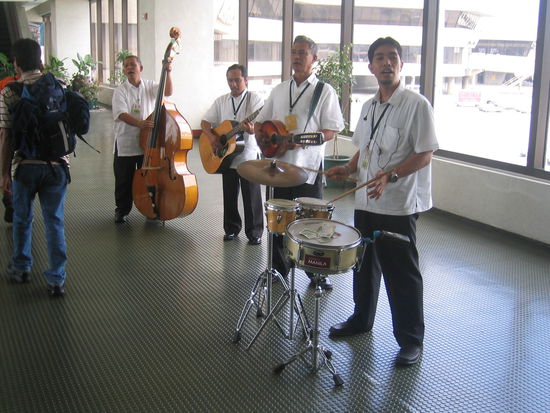 empfangskomitee manila airport! 