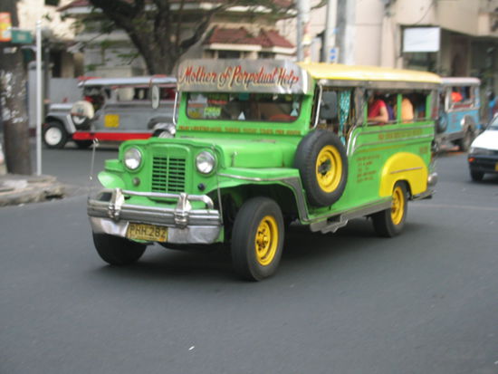...jeepney in grün...