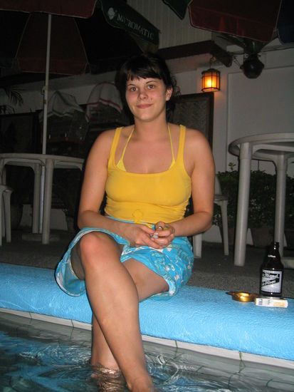 lecker bierchen am pool...