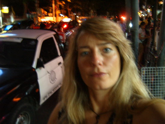 Die Touristenpolizei hat einen eigenen Standort direkt neben der Khoasanroad.