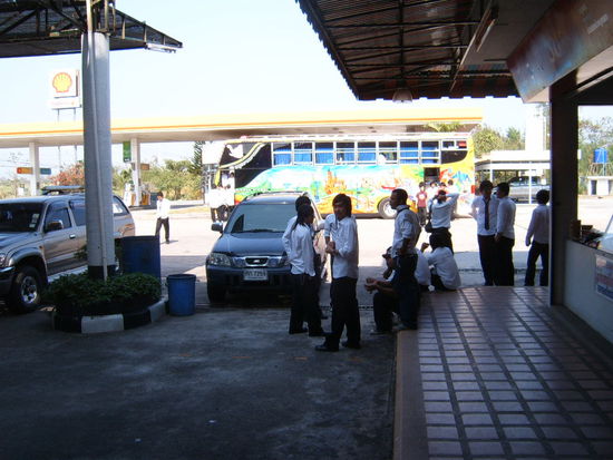 Fahrt nach Ko Chang (ca. 4h) Unterwegs halten wir an einigen Restaurants...