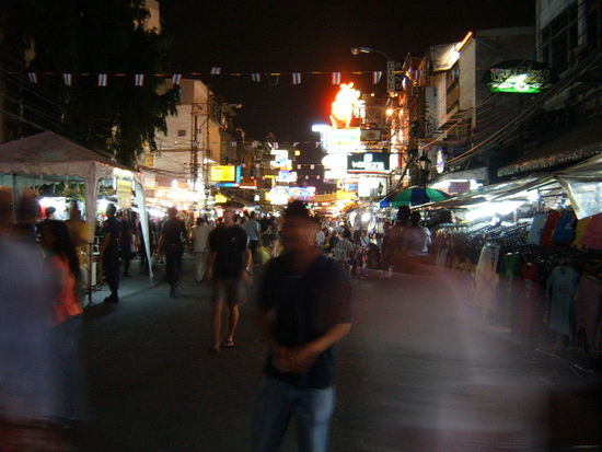 Ich bin zeitlich ziemlich durcheinander. Mitten in der Nacht checke ich aus meinem Hotel aus, da ich meine, es ist bereits 7 Uhr frueh, es bleibt dunkel und mein Bus kommt nicht, daher frage ich nach. - o weh es ist erst 3 Uhr in der Nacht. Ich bekomme mein Zimmer zurueck und schlafe noch eine Runde.