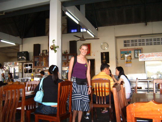 Jenny aus Colorado (USA) ist meine Begleitung fuer einige Stunden. Ich kann endlich viel Englisch reden. Sie fordert mich ganz schoen, denn sie redet gern und viel. Interessant war, dass sie fuer 3 Monate auf einer Bildungsreise per Schiff war,und so durch gesamt Asien reiste. Bonus-dabei konnte sie Abschluesse machen, die in der USA als Auslandsaufenthalt anerkannt wurden. 
Bei Interesse: Semesteratsea.com
Kosten: um die 9000Euro