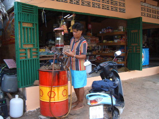 Freitag  
Ich miete einen Motorroller um einen Gesamtueberblick ueber die Insel zu bekommen. Die Tankstelle fand ich lustig.