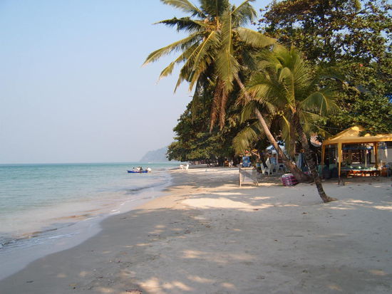 der beruechtigte White Sand Beach / hier am Morgen, da ist es noch ruhig. Aber ein Ressort neben dem anderen