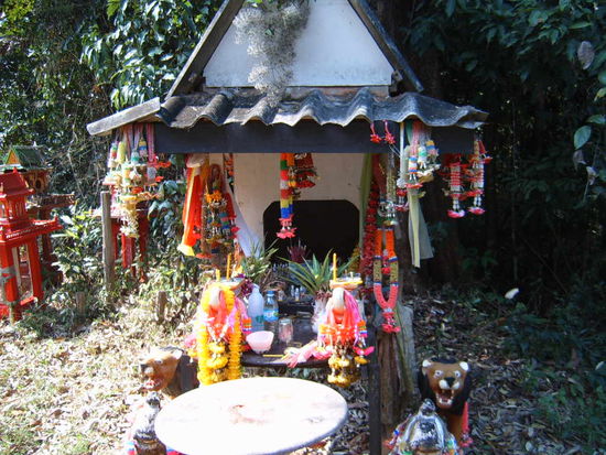 Eines der vielen Geisterhaeusschen. Auch Mineralwasser wird dargeboten  Die Thais sind schon komisch.