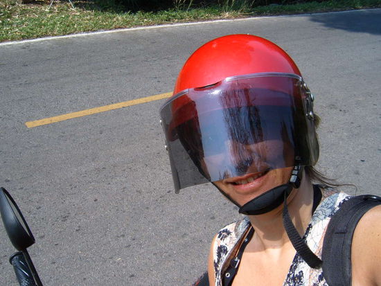 Ich fahre erneut mit dem Roller herum. Diese mal an die Ostkueste der Insel. Bei helmlosen Fahren bezahlt man 200 Baht. Das sind ca. 5 Euro und darf helmlos weiterfahren. Dennoch, jeden Tag verungluecken Touristen auf dieser Insel. Daher, es ist besser man traegt einen.