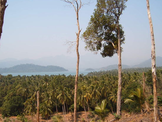 Schoene Aussichten. Die Strassen sind teils unterhoehlt vom Regenwasser. Leider stuerzen auch einige Baeume samt Erde auf die Strasse, so dass vorsichtiges Fahren angebracht ist